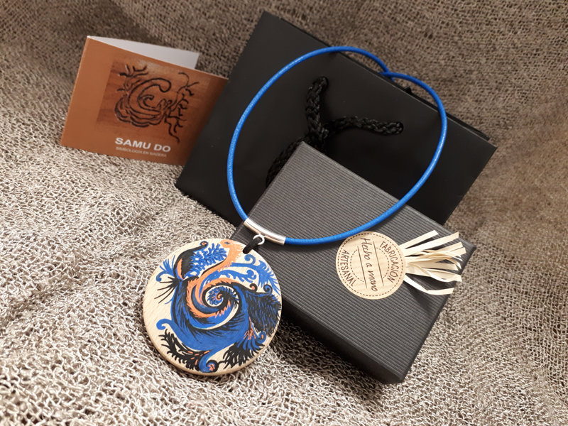 El packaging de Samu-Do consta de una caja negra que contiene la pieza de Samu-Do y un pequeño díptico en el que se detalla la simbología relacionada con la persona que lo recibe. A su vez, la caja se ubica dentro de una bolsa negra de papel grueso con asa de cuerda.
