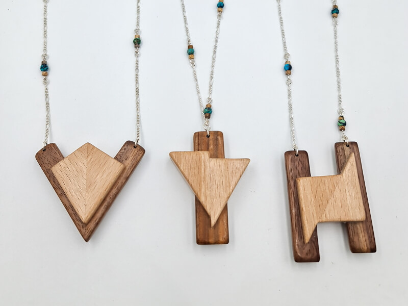 Tres piezas artesanales Samu-Do puesta en línea. Se trata de tres cogantes de madera con formas geométricas